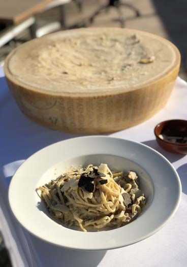 Pâtes à la truffe dans la meule de parmesan